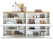Vorderansicht eines weißen Schuhschranks mit mehreren Fächern, gefüllt mit verschiedenen Schuhen und dekorativen Elementen auf der Oberseite.
