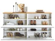 Vorderansicht eines weißen Schuhschranks mit mehreren Fächern, gefüllt mit verschiedenen Schuhen und dekorativen Elementen auf der Oberseite.