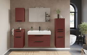 Frontale Ansicht eines modernen Waschtisch-Sets in einem Badezimmer mit roten Schränken, einem weißen Waschbecken und einem großen Spiegel.