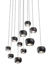 Mehrere schwarze Pendelleuchten der Serie CANNON, von unten betrachtet, mit elegantem, modernem Design.