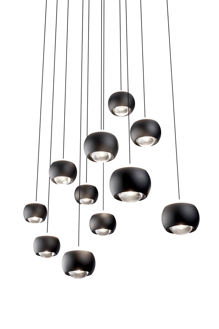 Mehrere schwarze Pendelleuchten der Serie CANNON, von unten betrachtet, mit elegantem, modernem Design.