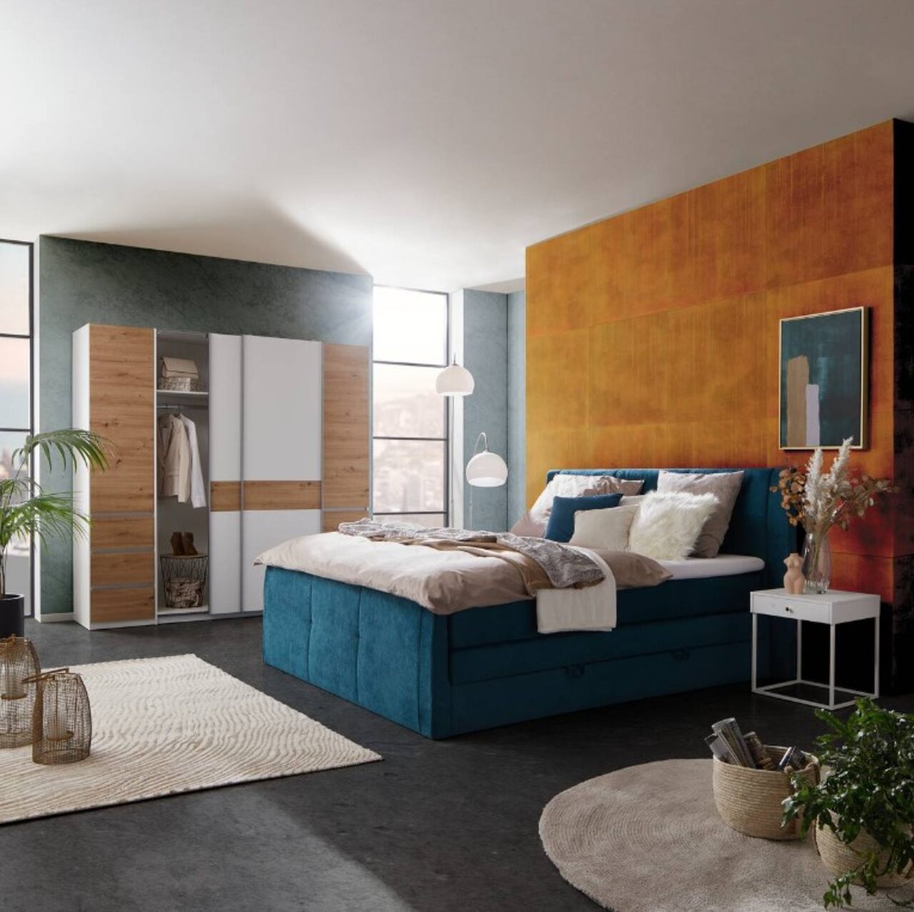 Moderne draai- en schuifdeurkast met vier deuren in een stijlvolle slaapkamer, zijaanzicht.