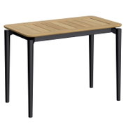 Moderner Beistelltisch mit Holzplatte und schwarzen Metallbeinen, seitliche Perspektive