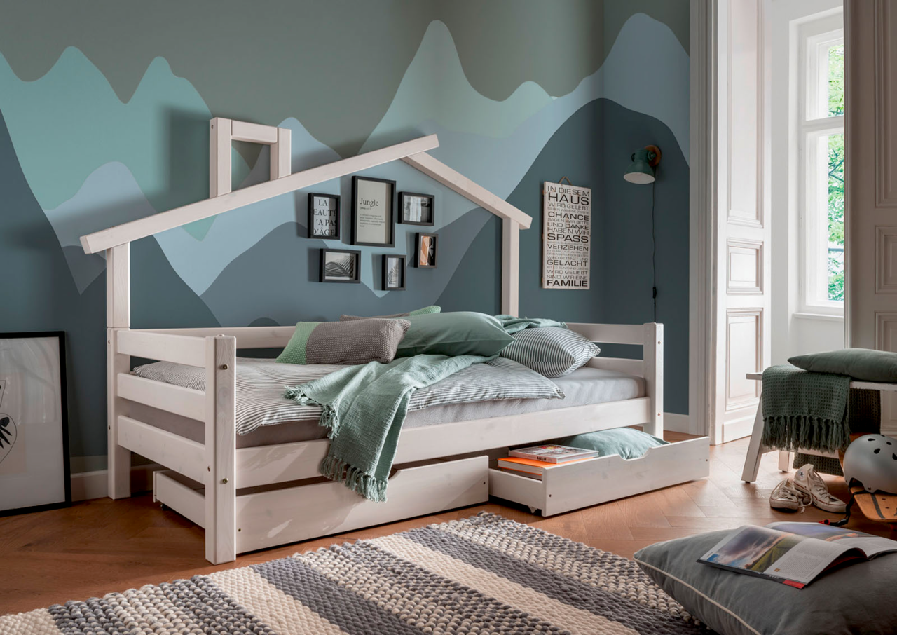 Modernes graues Highboard mit dekorativen Objekten aus seitlicher Perspektive