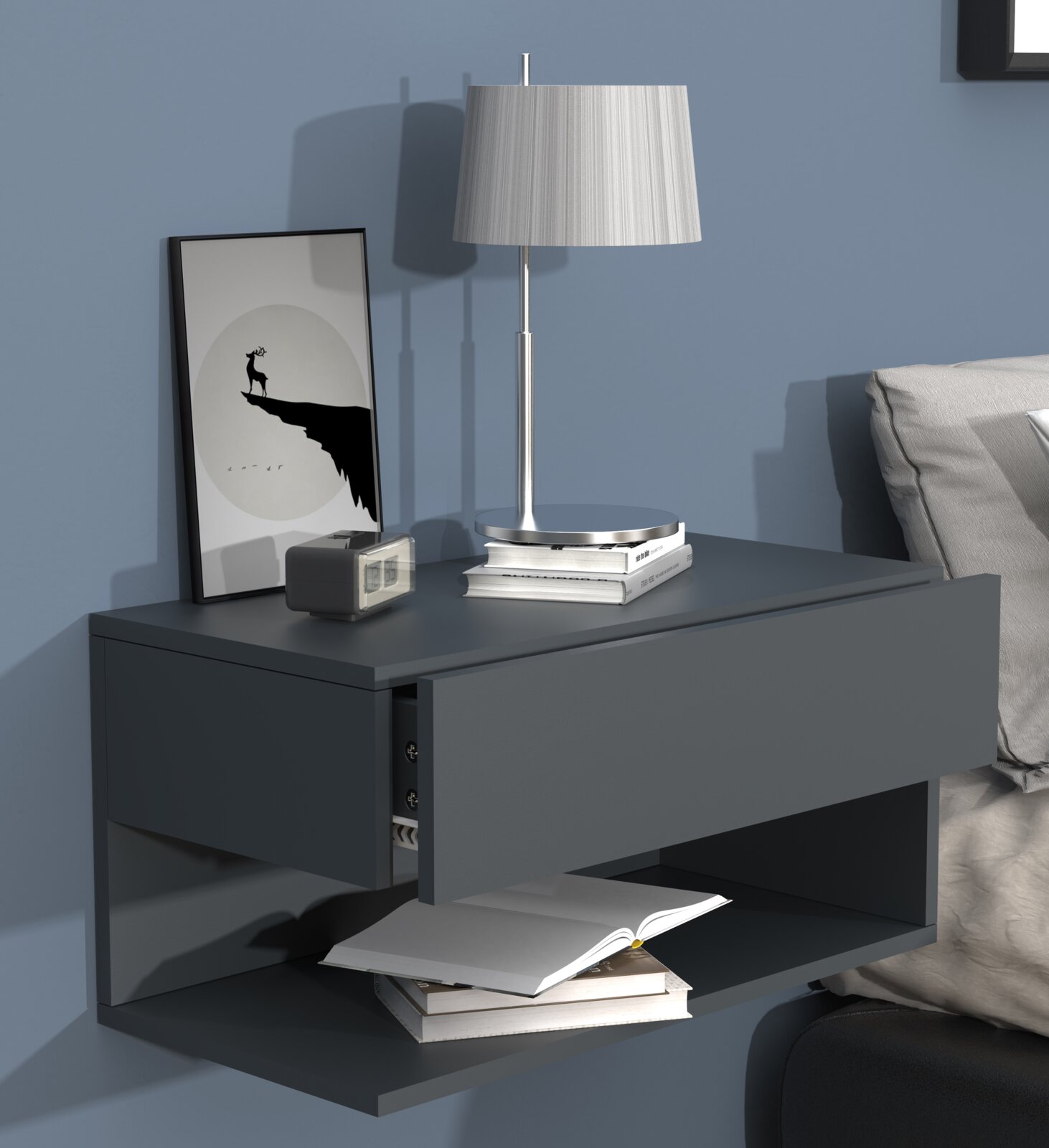 Moderne graublaue Wandkonsole/Nachttisch mit Schublade und Ablage, dekoriert mit Tischlampe, Bilderrahmen und Büchern, in seitlicher Perspektive leicht von vorne.