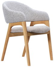 Moderner Armlehnstuhl mit hellgrauem Stoffbezug und Holzgestell, seitliche Perspektive