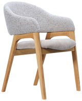 Moderner Armlehnstuhl mit hellgrauem Stoffbezug und Holzgestell, seitliche Perspektive