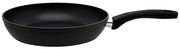 Schwarze Bratpfanne Lukullus 24cm mit ergonomischem Griff, seitliche Perspektive