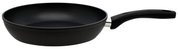 Schwarze Bratpfanne Lukullus 24cm mit ergonomischem Griff, seitliche Perspektive