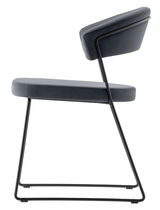 Moderner Stuhl mit schwarzem Metallrahmen und gepolstertem Sitz und Rückenlehne, Seitenansicht