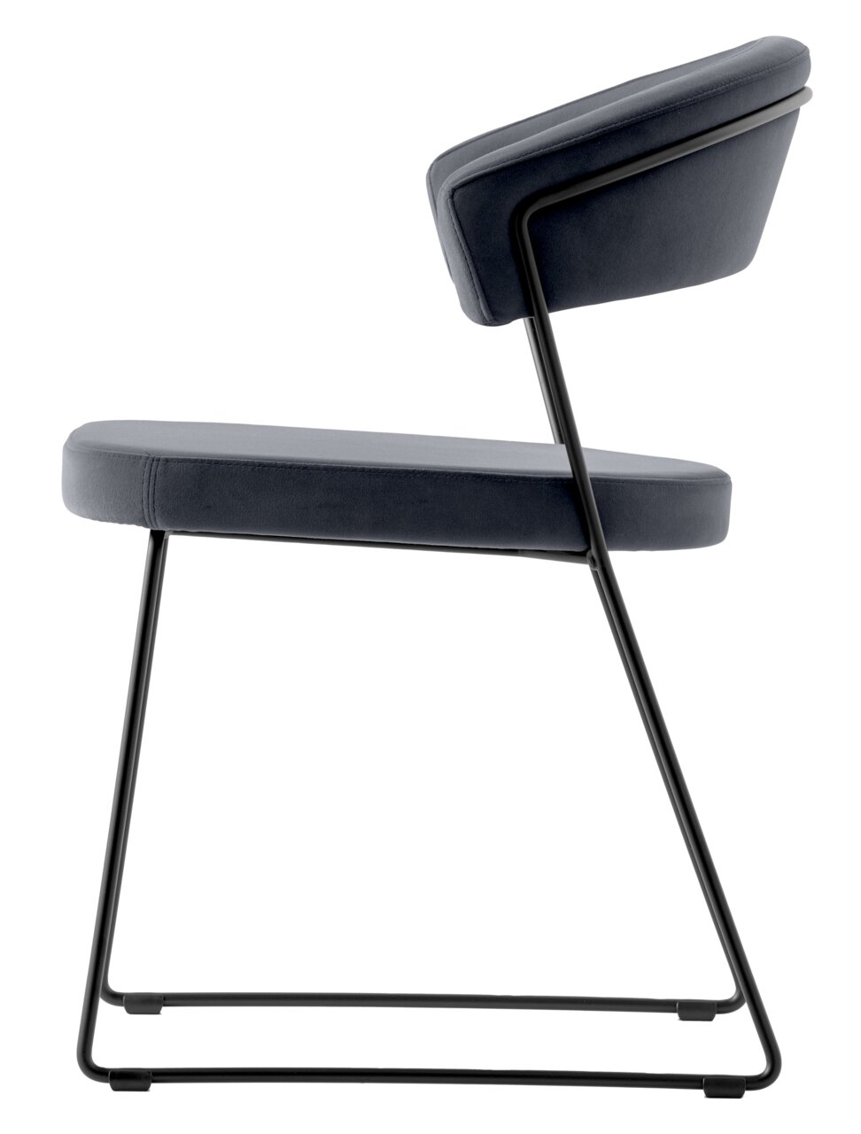 Moderne stoel met een zwart metalen frame en een gestoffeerde zitting en rugleuning, zijaanzicht