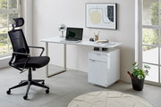 Moderner Drehstuhl in einem hellen Büro, seitliche Perspektive