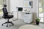 Moderner Drehstuhl in einem hellen Büro, seitliche Perspektive