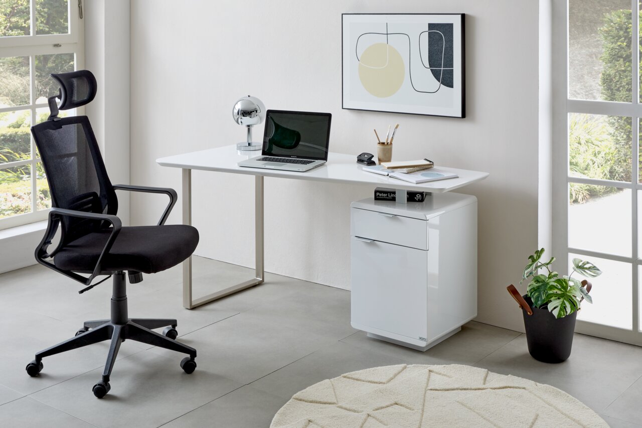 Moderner Drehstuhl in einem hellen Büro, seitliche Perspektive