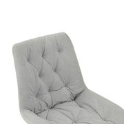 Grauer, gepolsterter Stuhl mit gestepptem Design, seitliche Perspektive