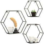 Dreiteiliges Wandregal-Set in sechseckiger Form aus schwarzem Metall, dekoriert mit Glasgefäßen, einer goldenen Feder und einer kleinen Pflanze, aus frontaler Perspektive.