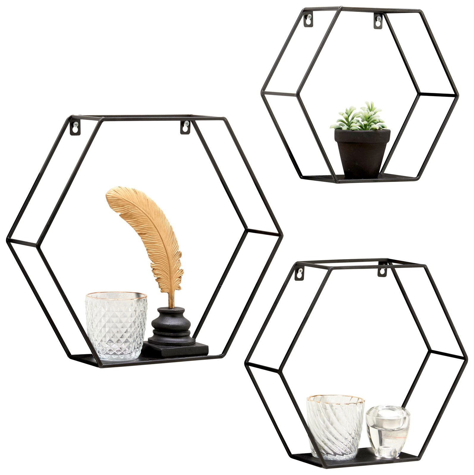 XORA Wandregal 3er Set DANA Dreiteiliges Wandregal-Set in sechseckiger Form aus schwarzem Metall, dekoriert mit Glasgefäßen, einer goldenen Feder und einer kleinen Pflanze, aus frontaler Perspektive.