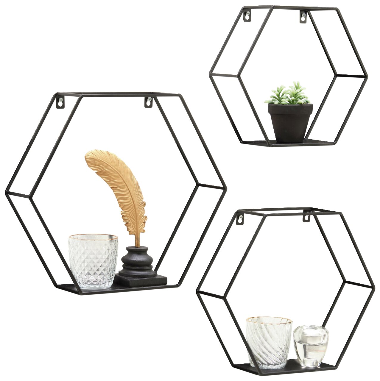 XORA Wandregal 3er Set DANA Dreiteiliges Wandregal-Set in sechseckiger Form aus schwarzem Metall, dekoriert mit Glasgefäßen, einer goldenen Feder und einer kleinen Pflanze, aus frontaler Perspektive.