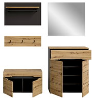 Garderobenkombination mit Holzoptik und schwarzem Akzent, bestehend aus einem Spiegel, einer Wandgarderobe mit Haken, einem Regalbrett und einem Schrank mit Schubladen und Türen. Frontalansicht.