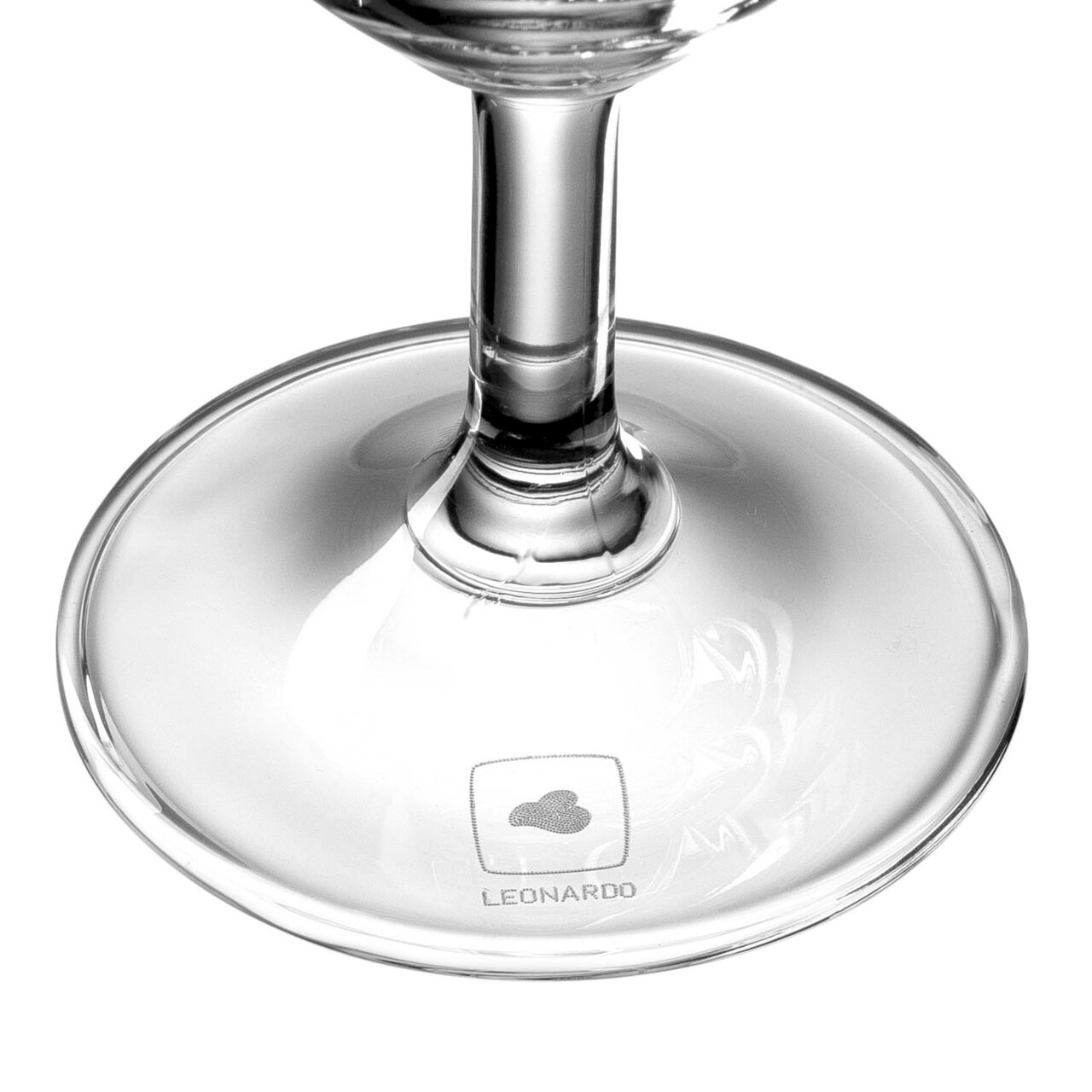 Nahaufnahme des Fußes eines Bierglases mit Leonardo-Logo, von unten betrachtet.