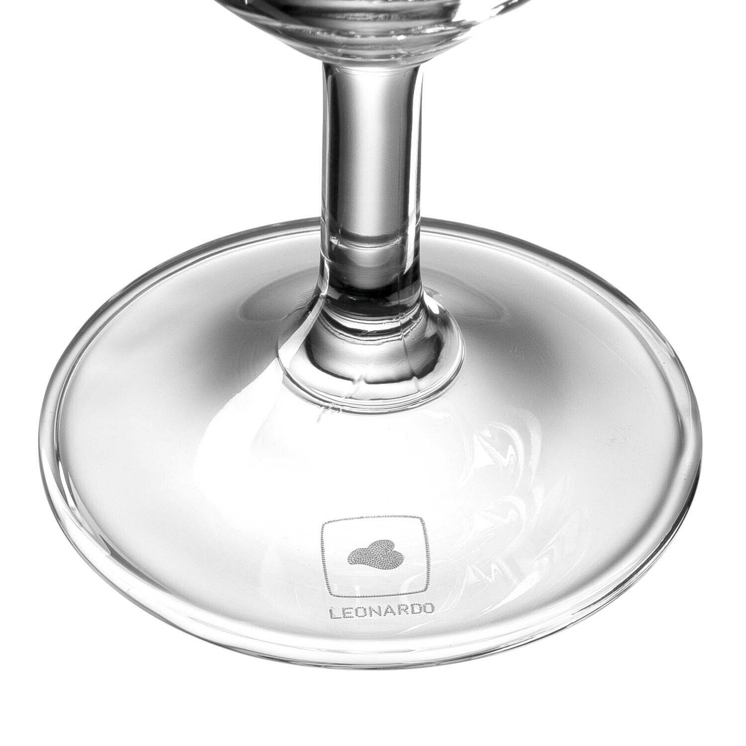 Nahaufnahme des Fußes eines Bierglases mit Leonardo-Logo, von unten betrachtet.