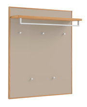 Moderne Wandgarderobe mit beigefarbener Rückwand im Holzrahmen, Ablage mit Kleiderstange aus Metall und mehreren Haken, schräg von vorne links fotografiert
