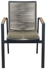 Moderner Stapelsessel mit Seilgeflecht und Armlehnen aus Holz, Frontalansicht