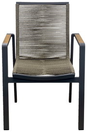 Moderner Stapelsessel mit Seilgeflecht und Armlehnen aus Holz, Frontalansicht