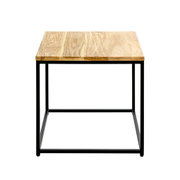 Quadratischer Beistelltisch mit heller Holzplatte und schwarzem Metallgestell, frontale Ansicht auf weißem Hintergrund