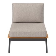 Frontale Ansicht eines modernen Loungesofas mit grauem Stoffbezug und schwarzem Metallgestell.