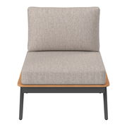 Frontale Ansicht eines modernen Loungesofas mit grauem Stoffbezug und schwarzem Metallgestell.