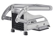 Nahaufnahme eines robusten Pommes-Frites-Schneiders aus Edelstahl mit Hebelmechanismus und rutschfesten Füßen, seitliche Perspektive.