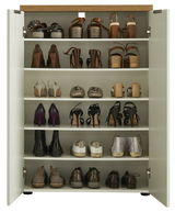 Offener Schuhschrank mit mehreren Regalböden, gefüllt mit verschiedenen Schuhen, aus der frontalen Perspektive.