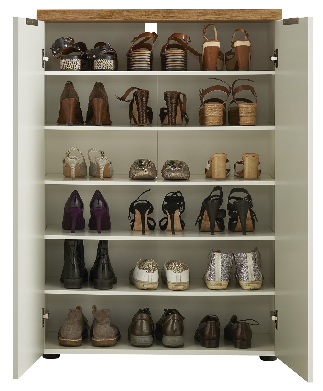 Offener Schuhschrank mit mehreren Regalböden, gefüllt mit verschiedenen Schuhen, aus der frontalen Perspektive.