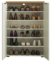 Offener Schuhschrank mit mehreren Regalböden, gefüllt mit verschiedenen Schuhen, aus der frontalen Perspektive.