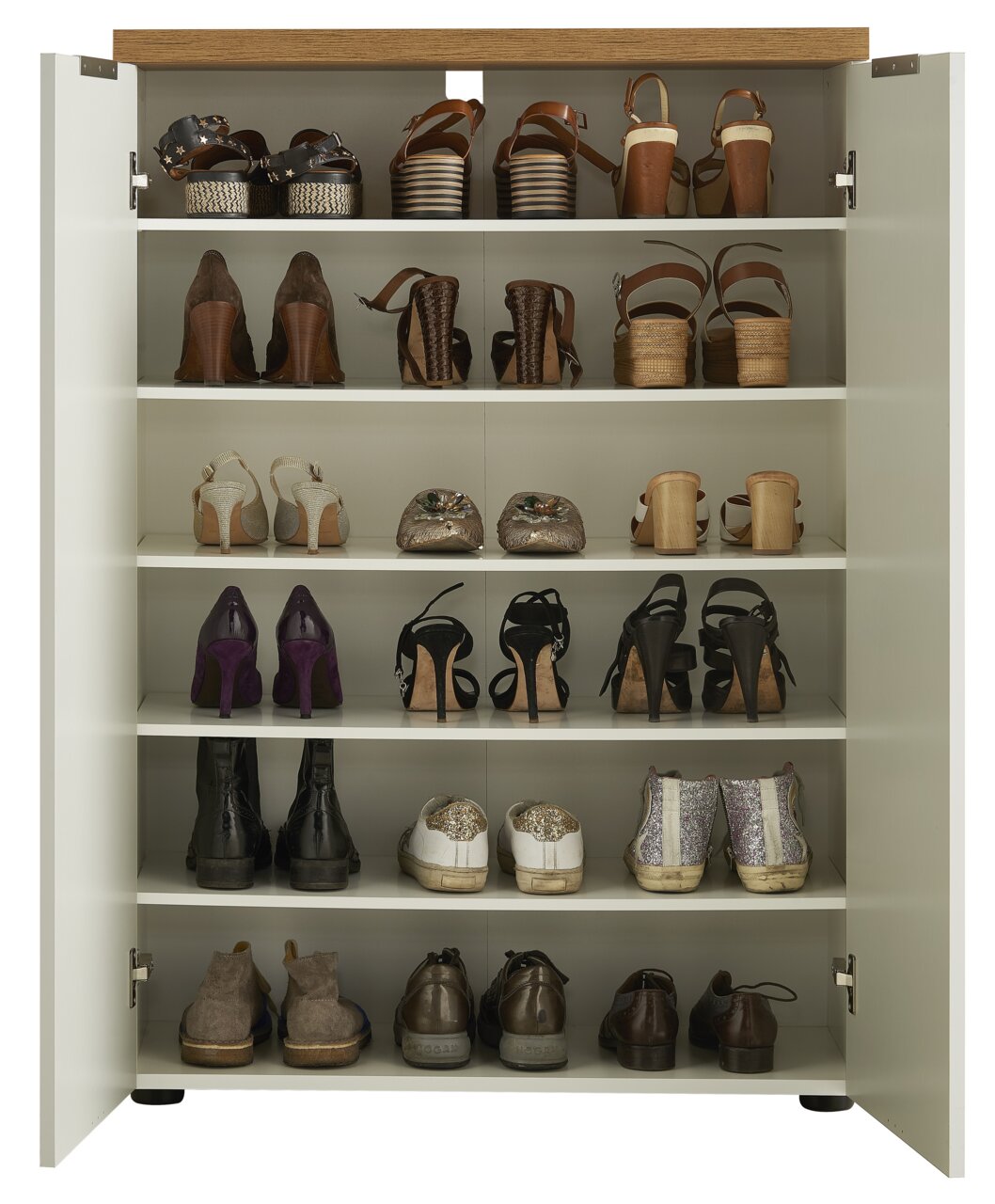 Offener Schuhschrank mit mehreren Regalböden, gefüllt mit verschiedenen Schuhen, aus der frontalen Perspektive.
