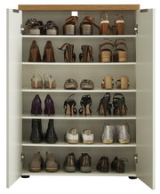 Offener Schuhschrank mit mehreren Regalböden, gefüllt mit verschiedenen Schuhen, aus der frontalen Perspektive.