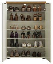 Offener Schuhschrank mit mehreren Regalböden, gefüllt mit verschiedenen Schuhen, aus der frontalen Perspektive.