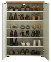 Offener Schuhschrank mit mehreren Regalböden, gefüllt mit verschiedenen Schuhen, aus der frontalen Perspektive.