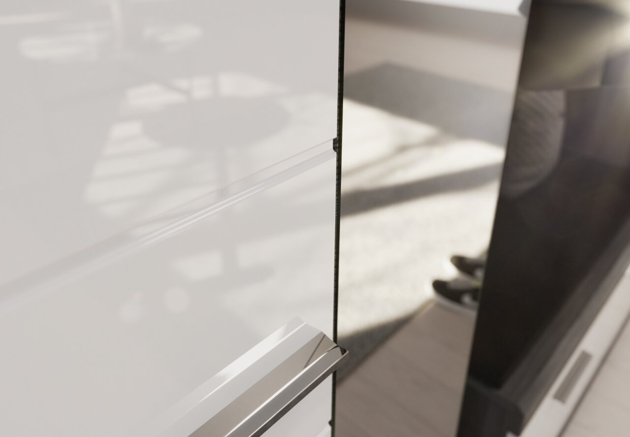 Nahaufnahme eines modernen, glänzenden Garderobenschranks mit klaren Linien und reflektierender Oberfläche, seitliche Perspektive.