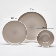 Draufsicht auf ein 16-teiliges Kombiservice-Set mit drei unterschiedlich großen, runden Tellern in neutralem Beige.