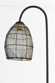 Close-up in vooraanzicht van een zwarte booglamp met een opengewerkte metalen draadkap en goudkleurige accenten.