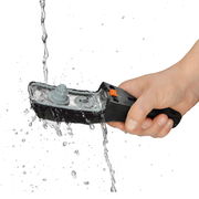 Hand hält einen Schnelltopfgriff unter fließendem Wasser, seitliche Perspektive