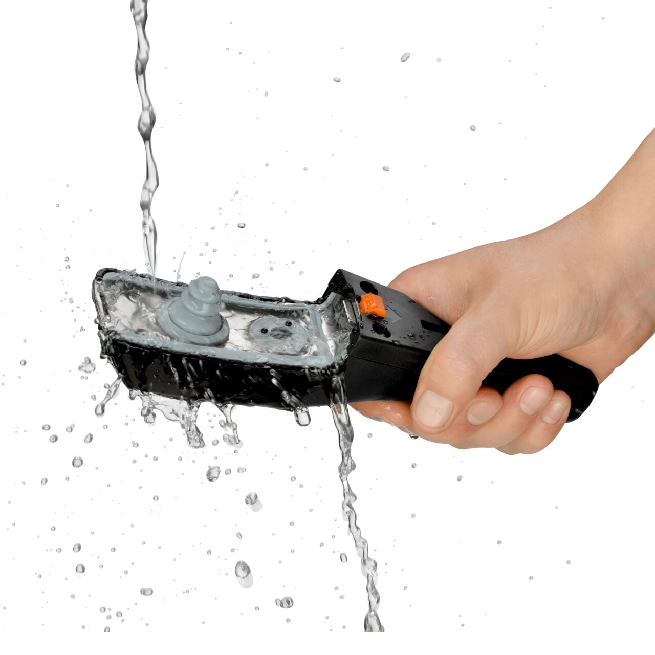 Een hand houdt een snelkookpanhandvat onder stromend water, zijaanzicht