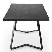 Schwarzer Esstisch aus Holz mit Metallgestell, frontal fotografiert