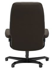 Rückansicht eines braunen Chefsessels mit schwarzem Fußkreuz und Rollen.