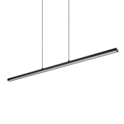 Zwarte, slanke LED-hanglamp in de vorm van een langwerpige balk met twee ophangpunten, vrijstaand tegen een witte achtergrond, in een schuin zijaanzicht van onderaf.