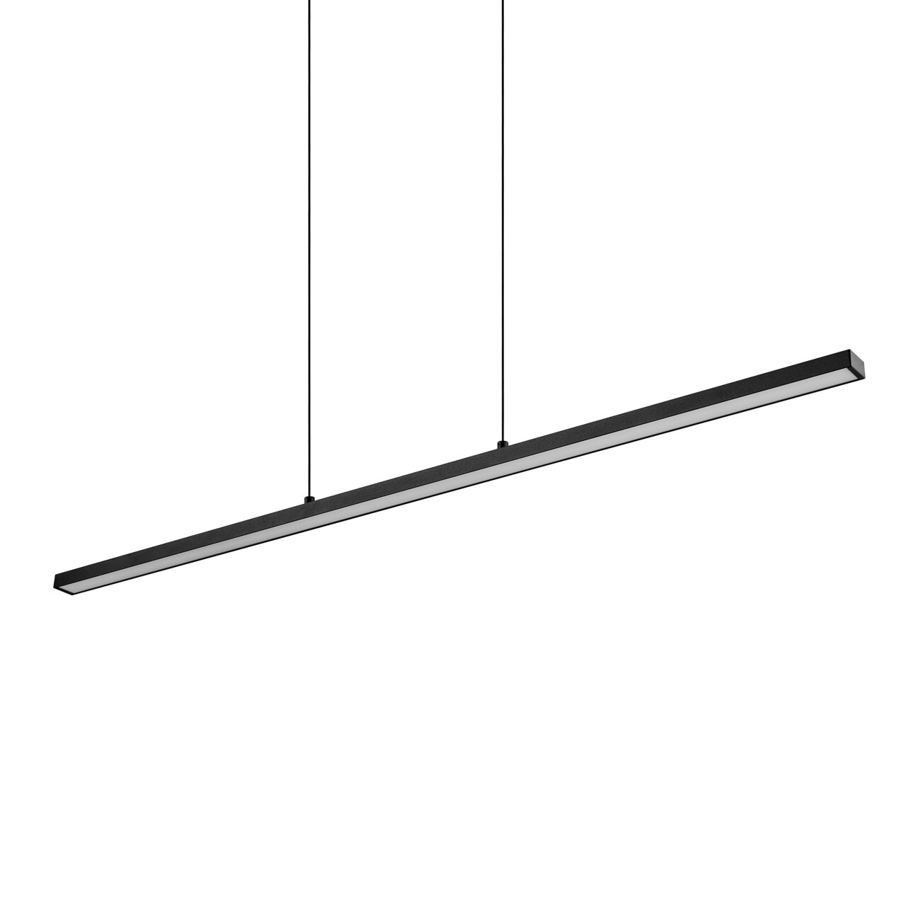 Zwarte, slanke led-hanglamp in de vorm van een langwerpige balk met twee ophangpunten, vrijstaand tegen een witte achtergrond, in een schuin zijaanzicht van onderaf.