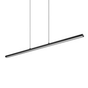 Zwarte, slanke led-hanglamp in de vorm van een langwerpige balk met twee ophangpunten, vrijstaand tegen een witte achtergrond, in een schuin zijaanzicht van onderaf.