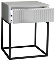 Moderne Nachtkommode mit offenem Schubladendesign, frontal betrachtet